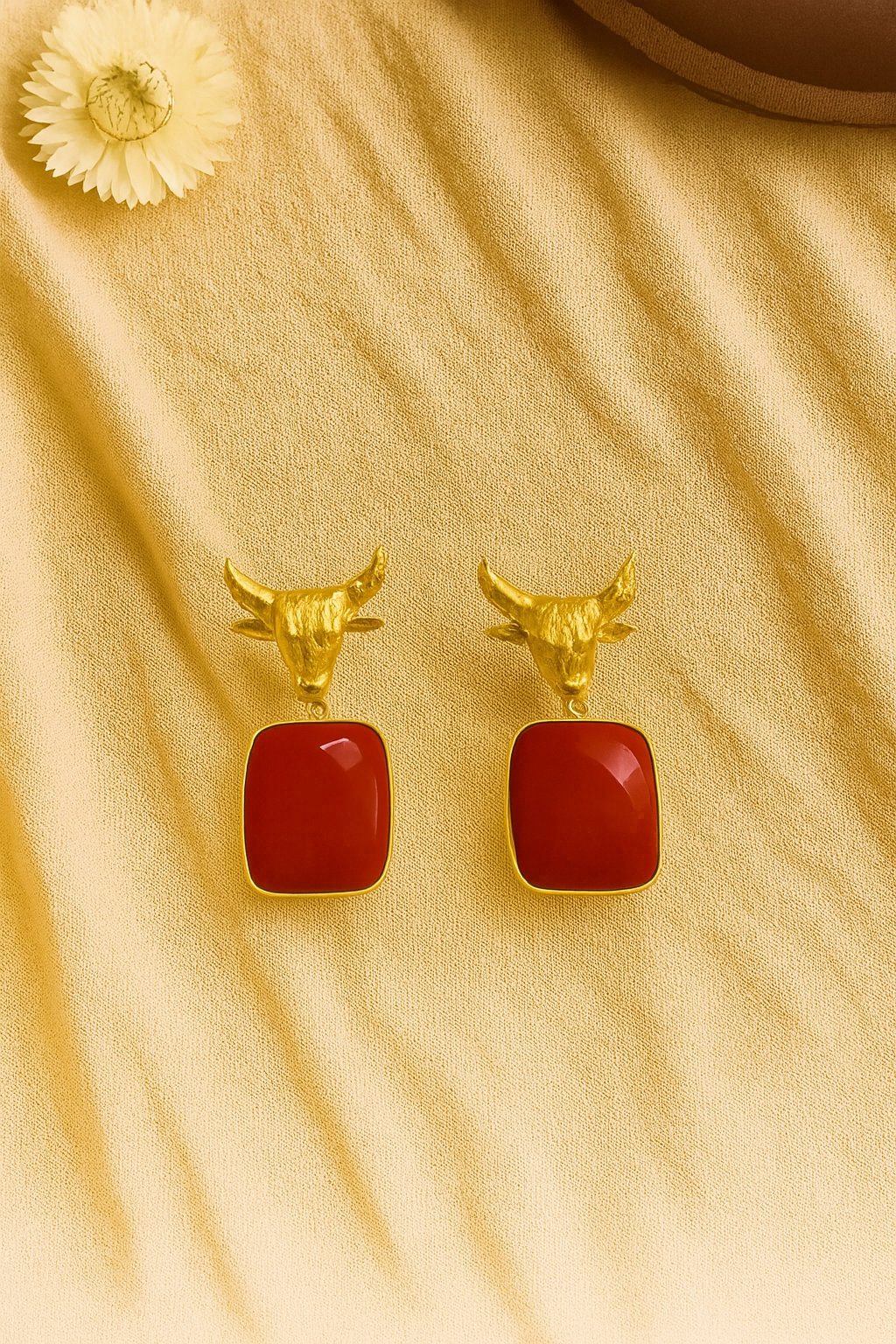 RUBY RED GOLD-PLATED EARRINGS WITH BULL CROWN