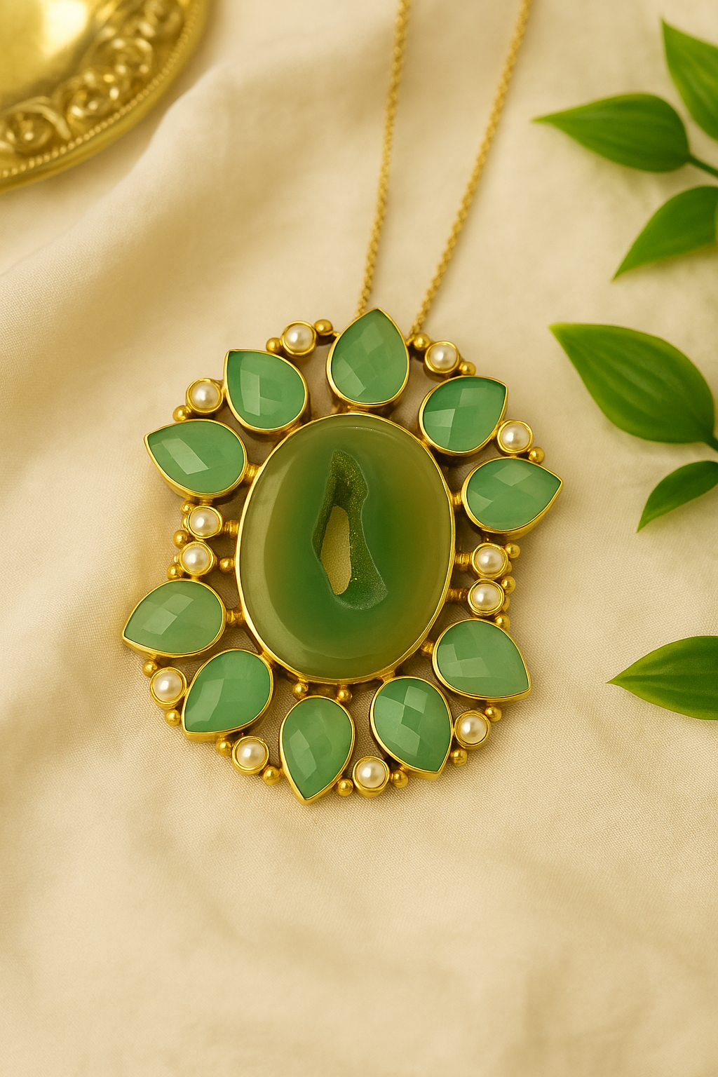 GREEN AGATE & PEARL HALO PENDANT NECKLACE